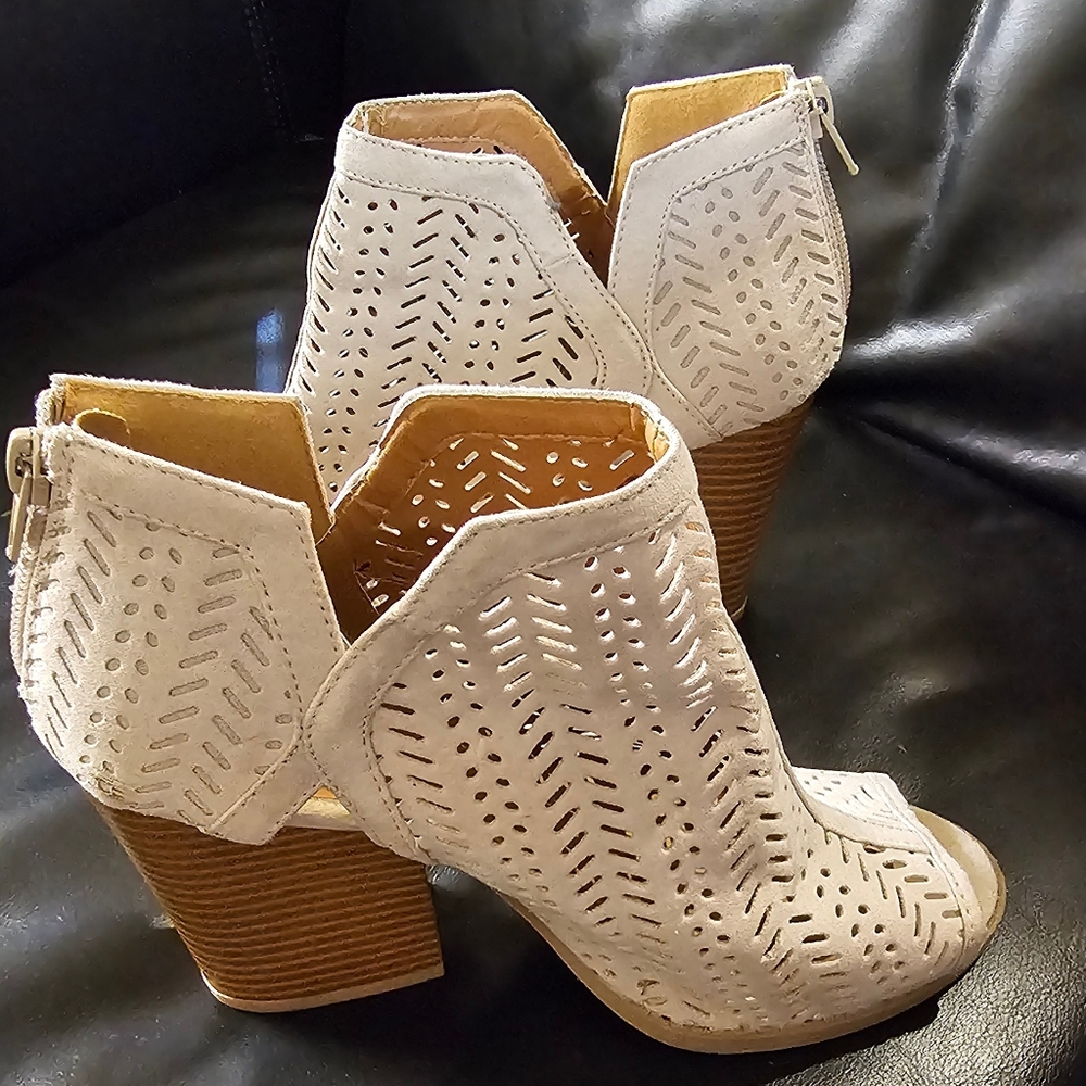 Qupid Tan Heeled Boots with Open Toe and Perforated Design Size 7 EUC - Picture 9 of 16